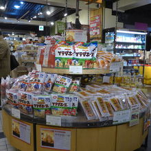 店内には沢山のお菓子類が並んでいます