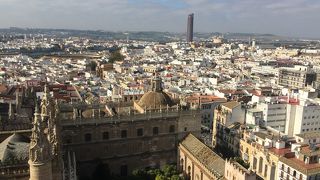 街の中心部に聳え立つ