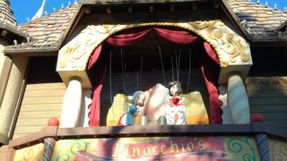 ピノキオの世界を巡るアトラクション