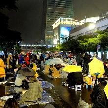 信義区松智路でカウントダウン花火見物の場所取りをする人たち。