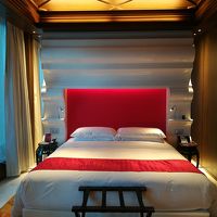 白と赤でぱっと見、派手です。