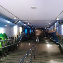 海中へ続く階段。両側にゴンドラあり