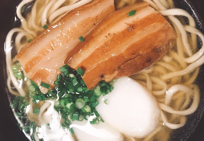 かつお出汁がしっかりきいた沖縄そば