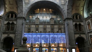 美しい駅舎の中