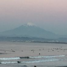 西には富士山が望める海岸
