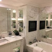 広くてゴージャスなバスルーム