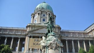 王宮の前にあります。