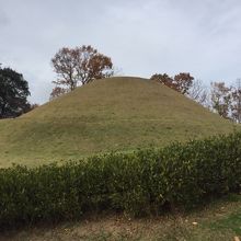 公園の中に古墳があります。