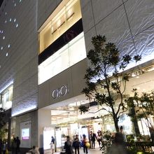 向かいの伊勢丹と比較するとこの白の外観はモダン！