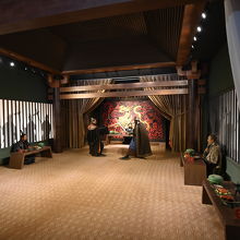 宴会の場。本来はテント内の宴会ですが、現地は、立派な建物の中