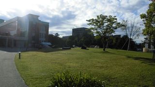 金沢城に接してます