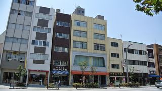 浅草付近では仏具屋さんが並ぶ。