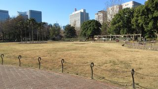 いろいろな歴史を乗り越えてきた花壇です