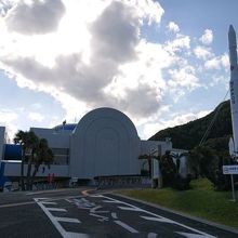 宇宙科学技術館の外観です。センターの入口側にあり。