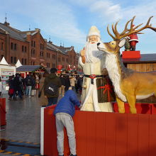 赤レンガ倉庫とクリスマスマーケットのトナカイ