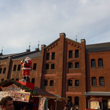 もう一つの赤レンガ倉庫の建物とマーケットのサンタ