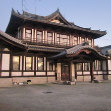 立派な建物の旧奈良県立図書館の様子