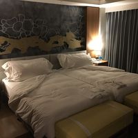 ターンダウン後のベッドルーム