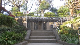 入口正面にはちょっと洒落た壁泉がありました。