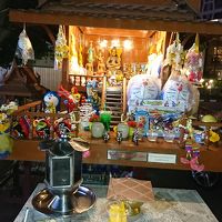 ホテル前庭の日本的に言えば「祠」? ドラえもんあり