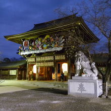 早朝まだ薄暗い山門