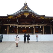 本殿には大きなしめ縄がありました