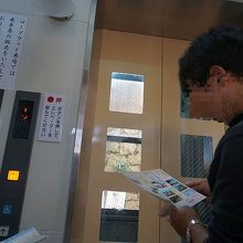 やっとエレベーター手前まで着いた。