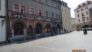 椅子の並ぶ小さな劇場（？）