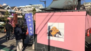 ピンク色のお寺