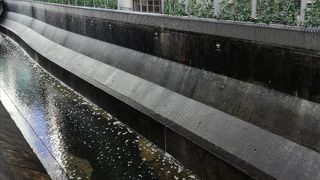 渋谷ストリームの脇を流れる渋谷川