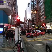 人と車がひしめいています