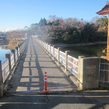近鉄菖蒲池駅からは、南口を出て直進するとこの橋に遭遇します