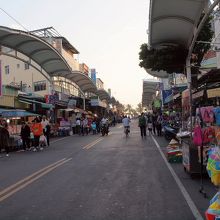 海鮮のお店が並びます