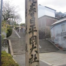 近鉄駅からアクセスの場合、入口のこの石碑にも要注目です