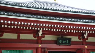 本堂に向かって左側のエリアにあります。