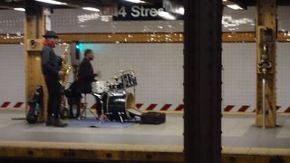 味気ない駅に様々なオブジェ