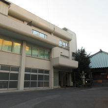 白金会館、お寺の隣