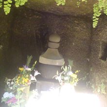 本堂裏のやぐら