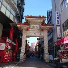 大きな門が目印