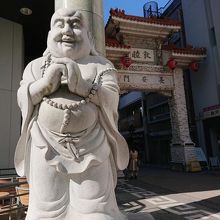 門の横には大きな像