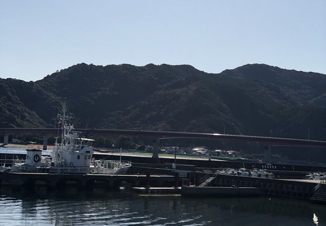 海が綺麗に見える大橋