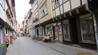 両側を商店が埋め尽くす橋