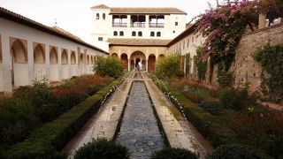 水と緑の美しい庭