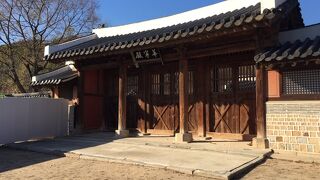 華寧殿の外側の門