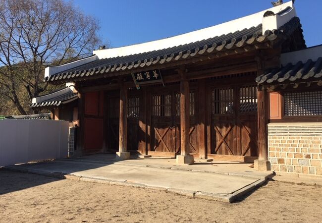 華寧殿の外側の門