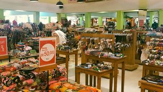 オープンエアな店内