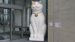 大きなネコちゃんが出迎えてくれます。