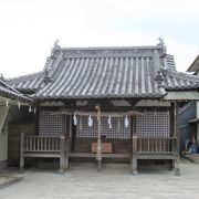 拝殿はお寺さんみたいな建物です。