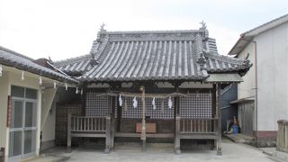 拝殿はお寺さんみたいな建物です。