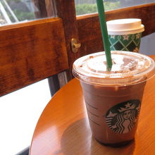 旧和室。左手の窓の向こうに庭園